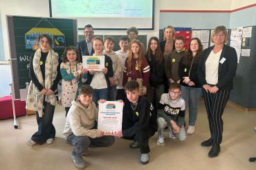 Über die Auszeichnung freute sich gemeinsam mit einem Teil des Projektteams auch (hintere Reihe von links) Donauwörths Oberbürgermeister Jürgen Sorré, Dagmar Kusche (Vorsitzende der Steuergruppe Fairtrade-Stadt Eichstätt und Vorstandsmitglied des Welt-Brücke Eichstätt e.V.), Projektleiterin Stefanie Braun und (ganz rechts im Bild) Schulleiterin Gabriele Braun.  