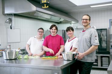 Das Küchenteam in Asbach-Bäumenheim freut sich über die Zertifizierung ihres Lieblingsarbeitsplatzes.