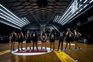 Das Bild zeigt die Spielerinnen. 