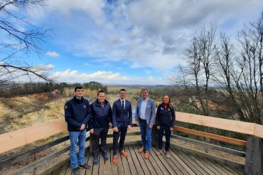 Menschen auf der Aussichtsplattform im Geopark Ries