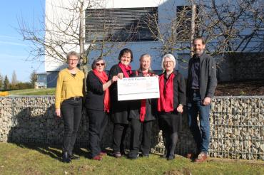 Das Foto zeigt die Spendenübergabe an Johannes Beck, Geschäftsführer der Diakonie Donau-Ries, sowie Andrea Maier von der Tagespflege der Johanniter aus Donauwörth und von links die Dekanatsfrauenbeauftragten Christa Steinmeier, Renate Ruf, Renate Kaumeier und Rosa Wersinger, es fehlt Gerda Fuchs.