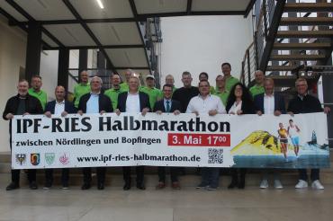 Sowohl die Bürgermeister Dr. Gunter Bühler (Bopfingen/4.v.l.) und David Wittner (Nördlingen/M.) als auch das Organisationsteam und Sponsoren freuen sich auf den 16. Ipf-Ries-Halbmarathon.