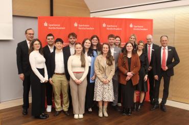 Der Auszubildendenjahrgang 2022/25 ist der erste Abschlussjahrgang nach der Fusion zur Sparkasse Nordschwaben.