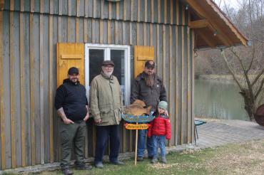 V.l.n.r.: Vereinsvorsitzender Claus Weigel, Ehrenvorstand Manfred Hippmann, Christoph Spreng mit Sohn Vincent.
