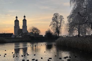 In Wemding bleiben bekannte Bauten wie die Stadtpfarrkirche in der Earth Hour ohne Licht.