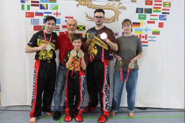 Hier sieht man die Rainer Sportler samt Trainer.