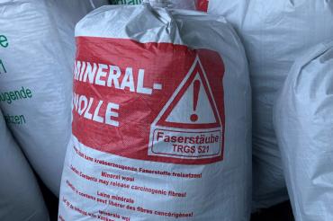 Staub- und luftdicht verpackte Mineralfaser-Abfälle in zertifizierten Säcken.
