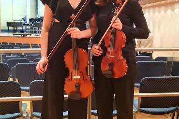 zwei schülerinnen des THG beim Bezirksorchester