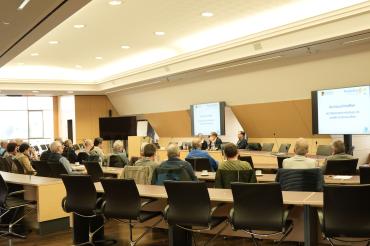 Die Teilnehmenden am Austauschtreffen im Sitzungssaal des Landratsamtes in Donauwörth.