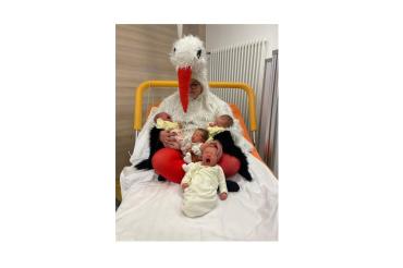 „Storch“ Nadine Eubel-Riedelsheimer mit vier der fünf Faschings-Babys.