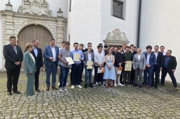 Die Freude ist groß bei den jungen Gesellinnen und Gesellen des Elektrohandwerks aus dem Kreis der Innung für Elektro- und Informationstechnik Donau-Ries / Berufsschule Nördlingen.