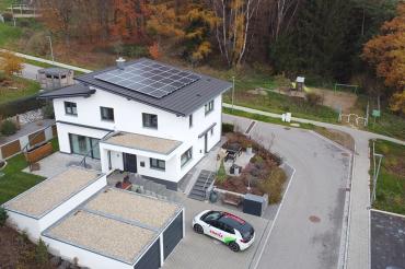 Nachhaltig in die Zukunft: Neubauten mit Photovoltaikanlagen können die neuen Regelungen des Solarspitzengesetzes für einen höheren Eigenverbrauch nutzen. 