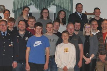 Die Helferinnen und Helfer der Freiwilligen Feuerwehr, welche die Fluthelfer-Nadel 2024 erhalten haben.