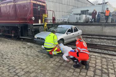 In Nördlingen üben Einsatzkräfte von Feuerwehr, Rotem Kreuz und THW einen großen Einsatz. Simuliert wird ein Szenario, bei dem ein Zug mit einem Auto kollidiert. 