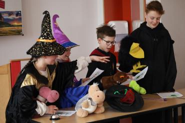 In das englische, lateinische, französische und italienische Vokabular aus der Zaubererwelt wurde von Fünft- und Siebtklässlern eingeführt. 