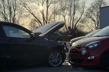 Das Bild zeigt beschädigte Fahrzeuge.