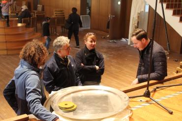 Verkaufsgespräche an der Tanzhaus-Bühne: Was kosten die Servierplatten in XXL-Größe?