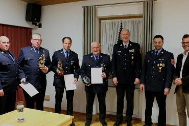 Auf dem Bild zu sehen (von links): 2. Kommandant Tobias Stefan, Michael Schober, Christoph Gerstmeir, Ehrenkommandant Michael Förg, Stadtbrandinspektor Alexander Zobel, 1. Kommandant u. Vorstand Alexander Wild, Oberbürgermeister Jürgen Sorré.