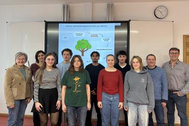 Das Bild zeigt (von links) Claudia Dahl (stellv. Schulleiterin), Lena Pollak (betreuende Lehrkraft), Amelie Kloster, Leander Jaumann, Helen Ruf, Deniz Öztürk, Hanna Bober, Eymen Üstün, Jule Beck, Holger Biller (Klimaschutzmanager Stadt Nördlingen), Jürgen Christ (betreuende Lehrkraft).