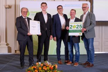 Auszeichnung der Firma Bullinger Gartengestaltung mit dem Staatsehrenpreis für vorbildliche Aus-bildung im Garten- und Landschaftsbau 2025. V.l.: Dr. Maximilian Wohlgschaft, Leiter der Abteilung Bildung und Beratung des bay-erischen Landwirtschaftsministeriums, Johannes Bullinger, Geschäftsführer Josef Bullinger, Ausbilder Karl Rembold sowie Dietmar Lindner, Präsident des VGL Bayern, bei der Preisverleihung.