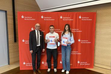 Unser Bild zeigt von links Leiter der Wertpapierabteilung der Sparkasse Donauwörth, Wolfgang Hirsch und das Siegerteam „SD auf die 1“ mit David Wolf und Sophie Lindner.