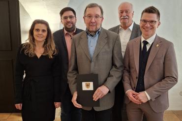Oberbürgermeister David Wittner verabschiedet gemeinsam mit Alt-Oberbürgermeister Hermann Faul, dem Sachgebietsleiter der Bauverwaltung Marco Kurz und Personalchefin Michaela Eisele Hermann Häfele nach mehr als 40 Jahren engagierter Tätigkeit in der Stadtverwaltung in die Freizeitphase seiner Altersteilzeit.