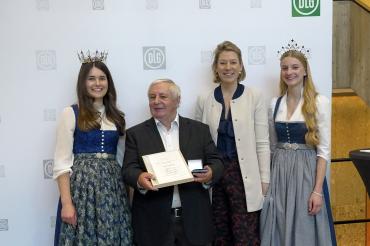 Besondere Auszeichnung der DLG für langjähriges ehrenamtliches Engagement im Bereich Milch und Milcherzeugnisse für Rudolf Kaiser. 