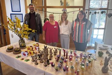 Erster Osterbasar Im Seniorenheim Wemding mit: Bürgermeister Dr. Martin Drexler, Sonja Wurm-Blesak Einrichtungsleitung, Marion Schmidt und Jelena Brückel Verwaltung.