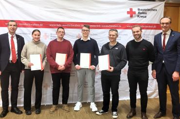 V.l.n.r.: Arthur Lettenbauer (Kreisgeschäftsführer), Hanna Scherer, Erwin Fackler, Sebastian Beer, Achim Rebele, Julian Linden (Leiter Rettungsdienst), Johann Natzer (Kreisvorsitzender)