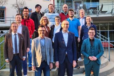 Neu gewählte Vorstandschaft des BRK-Kreisverbandes Nordschwaben. Auf dem Bild fehlen Christoph Marx (Leiter Kreiswasserwacht), Franziska Rauh (stv. Leiterin der Jugendarbeit) und André Weiß (stv. Kreisbereitschaftsleiter) v.l.n.r. hinten: Sebastian Burkhardt, Benjamin Schäfer, Norbert Jawansky, Michael Häcker, Sandro Weber; v.l.n.r. Mitte: Prof. Dr. Christian Kanth, Monika Albinger, Birgit Baier, Marco Korhammer, Arthur Lettenbauer; v.l.n.r. vorne: Wolfgang Fackler MdL, Jürgen Sorré, Johann Natzer, David Wi