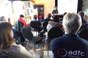 Polizeihauptmeisterin Sabrina Trieb klärt über Betrugsmaschen auf.