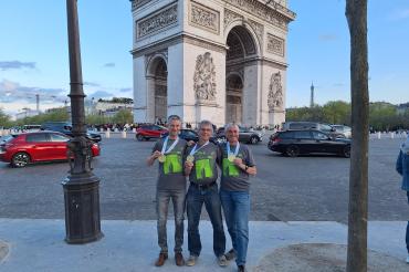 Auf dem Foto mit Medailie und Finisher Shirt vor dem Triumpfbogen, seitlicher der Eifelturm (von links): Martin Rommel, Bernhard Satzenhofer und Hans Niederhuber.