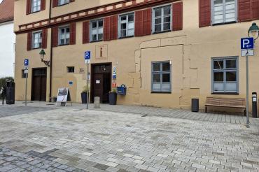 Zukünftig stehen am Marktplatz zwei barrierefreie Parkplätze zur Verfügung.