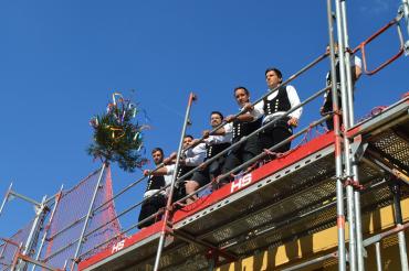 Die Zimmerer feiern traditionell das Richtfest des neuen Gebäudes.