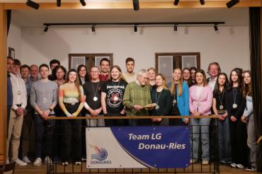 Die geehrten Sportler und  Rolf Behringer, zusammen mit dem Präsidenten Armin Neudert, dem 1. und 2. Vorsitzenden der LG Donau-Ries.