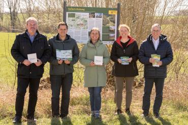 5 Menschen vor dem Gailach-Radweg