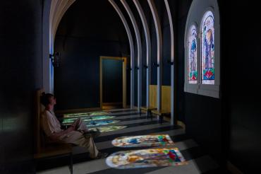 Eine Person sitzt auf dem boden in einer kirche 