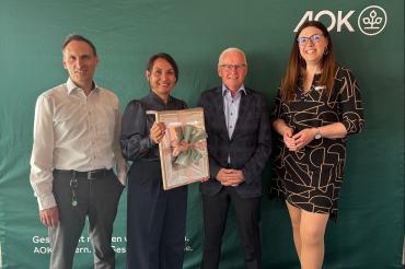 AOK-Direktorin Michaela Kluger (Mitte, links) verabschiedete ihren Stellvertreter Norbert Handschiegel (Mitte, rechts) mit großer Wertschätzung in den Ruhestand. Ganz rechts Kerstin Scherer, die neue stellvertretende Direktorin und links der Personalratsvorsitzende Stefan Bibl.