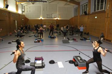 33 Sportkurse pro Woche finden im B+ Zentrum statt. Rechts Hot-Iron-Workout.