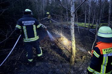Mehrere Feuerwehren sind noch mit Nachlöscharbeiten beschäftigt.