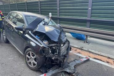 Der Pkw war nach dem Frontalzusammenstoß mit dem Lkw in Gegenrichtung liegengeblieben.