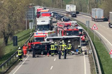 Das Wohnwagengespann erlitt bei dem Unfall einen Totalschaden.