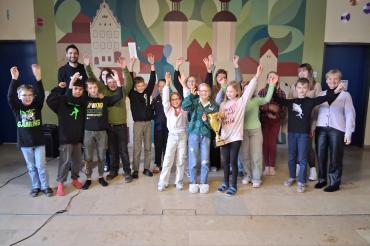 Die Siegerklasse 5b mit SMV-Lehrer Christian Tutsch, Klassenlehrerin Carolin Wohlfahrt und Rektorin Margit Stimpfle.