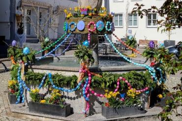 Oettingen schmückt die Osterbrunnen.
