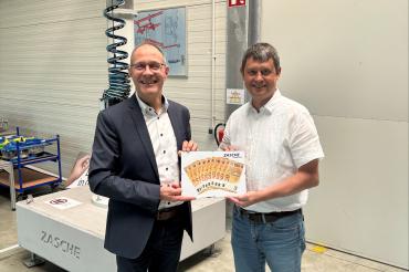 v.l.n.r.: Erwin Wagner (Geschäftsführer Zasche handling), Dr. Gerhard Hobelsberger (Vorsitzender Freundeskreis) 