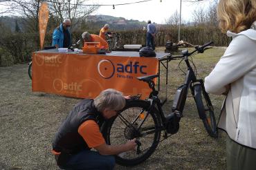 Der ADFC Donau-Ries beim Reparatur-Café in Harburg.
