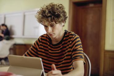 Junger Mann am Computer