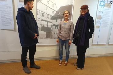 Zu Besuch im Stadtmuseum Nördlingen: Der Kulturreferent des Israelischen Generalkonsulats München Lukas M. Ruser (rechts) und Katja Tsafrier vom Jüdischen Nationalfonds KKL (links) mit Andrea Kugler (Leiterin des Stadtmuseums Nördlingen).