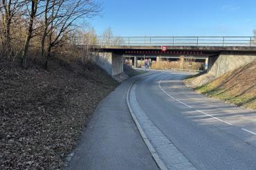 Das Brückenbauwerk über der Pakrstraße in Donauwörth wird saniert. 