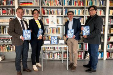 Unser Foto zeigt (von links) MdL Wolfgang Fackler, Dr. Bettina Kandler, Schulleiter Manuel Streubert und Michael Faeustlin bei der Übergabe in der Mittelstufenbücherei. 